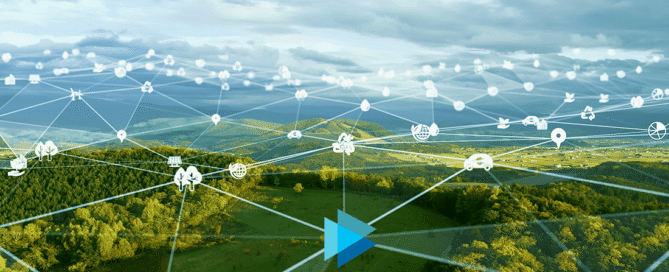 Landschaft mit grünen Hügeln, bewölktem Himmel und darüberliegenden digitalen Netzwerk‑ und Cloud‑Symbolen sowie dem bluDELTA-Logo.