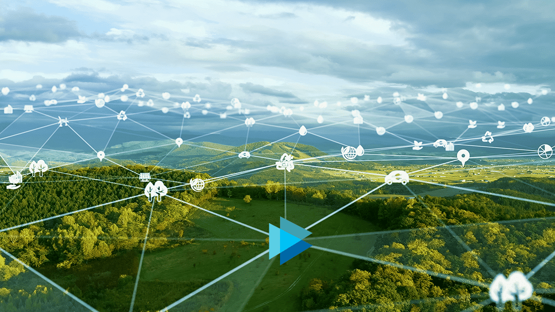 Landschaft mit grünen Hügeln, bewölktem Himmel und darüberliegenden digitalen Netzwerk‑ und Cloud‑Symbolen sowie dem bluDELTA-Logo.